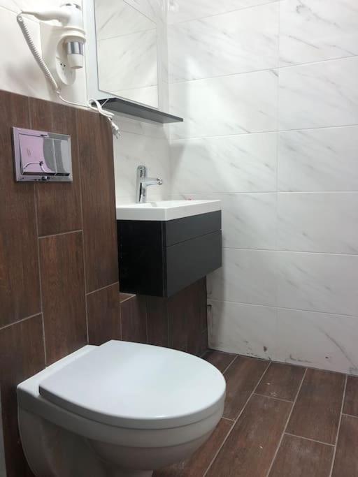 Apartment On Zarwanska Street Kamjanyi Potoki Kültér fotó